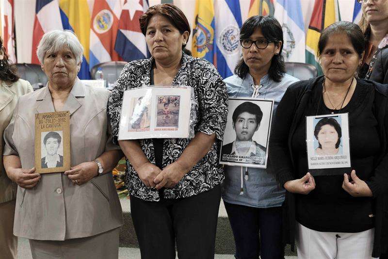 Familiares de las víctimas de las matanzas de La Cantuta y Barrios Altos ocurridas en Perú durante la presidencia de Alberto Fujimori (1990-2009) hoy, viernes 2 de ferebro de 2018 en la capital costarricense. EFE