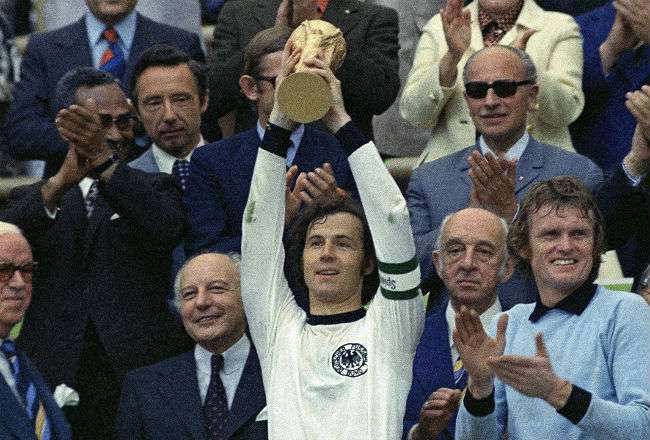 Franz Beckenbauer aceptó que la derrota ante Alemania Democrática le sirvió a su equipo para ganar el mundial. AP