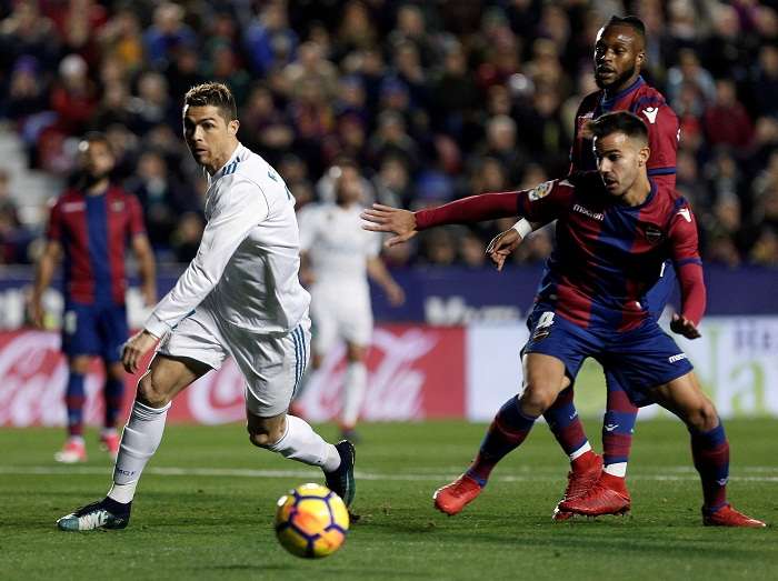 Cristiano Ronaldo (izq.) pelea un balón con Róber Pier, del Levante. Foto: EFE