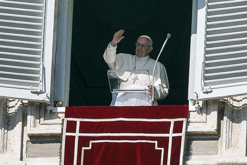 El Papa Francisco saluda a los asistentes a la oración dominical del Ángelus en la plaza de San Pedro, Ciudad del Vaticano. EFE