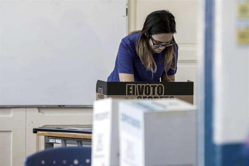 Una mujer vota antes del cierre de la jornada electoral de hoy, domingo 4 de febrero de 2018, en San José (Costa Rica). EFE
