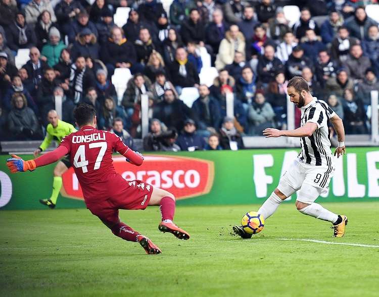 Gonzalo Higuaín marca uno de sus tres goles./ Foto AP