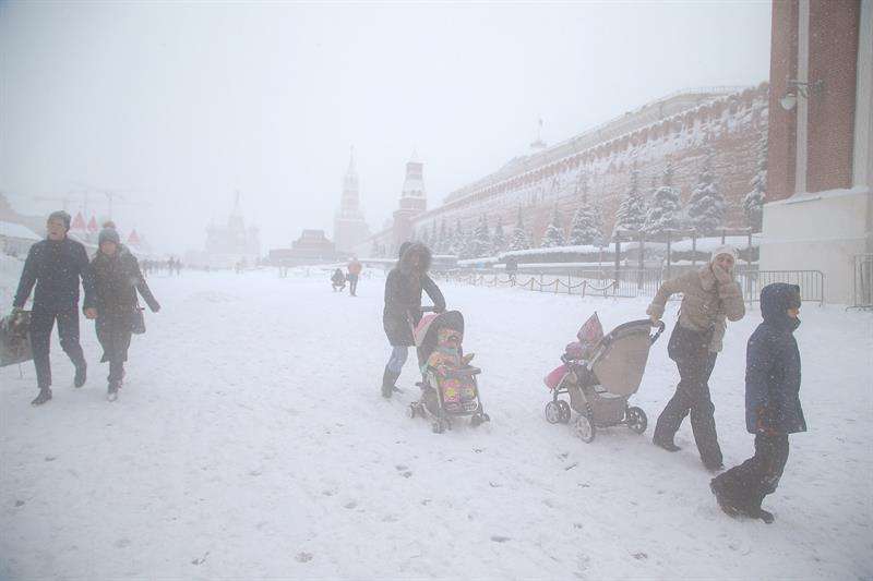 La gente camina en la Plaza Roja cubierta de nieve durante fuertes nevadas en Moscú, Rusia, el 4 de febrero de 2018. Se ha pronosticado una nevada duradera en Moscú. (Moscú, Rusia) EFE 