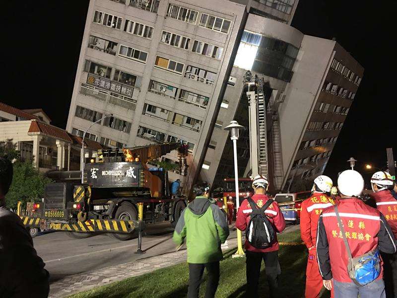 Vista de un edificio dañado tras el terremoto de 6,4 grados de magnitud en la escala de Richter, que sacudió Hualien, en la costa este de Taiwán, hoy, 6 de febrero de 2018. EFE