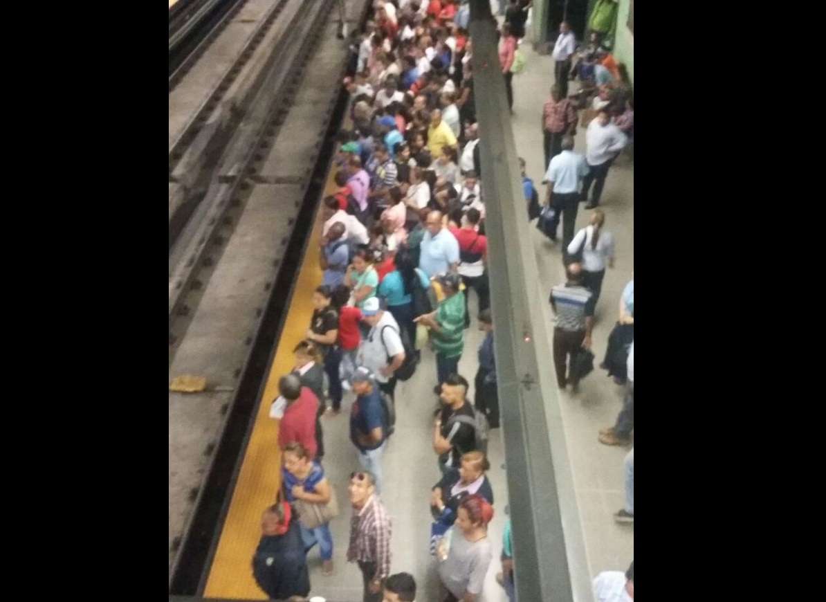 Las estaciones del metro están a su máxima capacidad, al igual que los vagones ya que los trenes no están circulando con la frecuencia regular. /  Foto: @TraficoCPanama