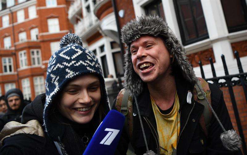 El presunto hacker británico Lauri Love (d) sale de la embajada de Ecuador en Londres (Reino Unido), tras visitar al fundador de WikiLeaks, Julian Assange, hoy, 6 de febrero de 2018. EFE