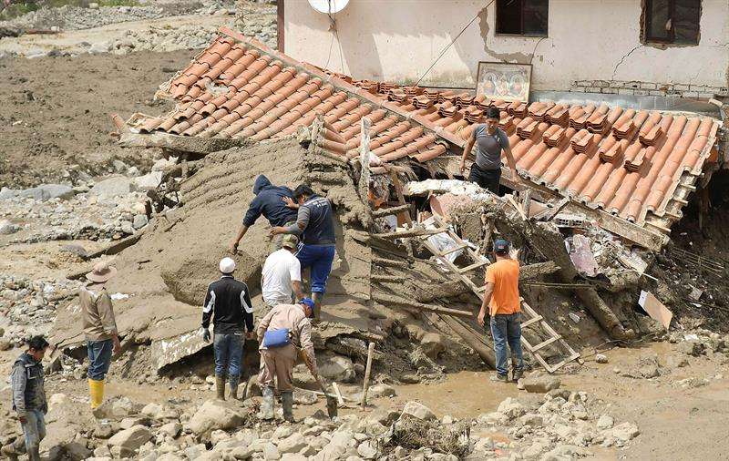 Un grupo de personas trabaja en los escombros de una casa afectada hoy, miércoles de 2018, tras una avalancha de lodo que destruyó decenas de hogares en Tiquipaya, municipio cercano a la ciudad de Cochabamba (centro Bolivia). EFE