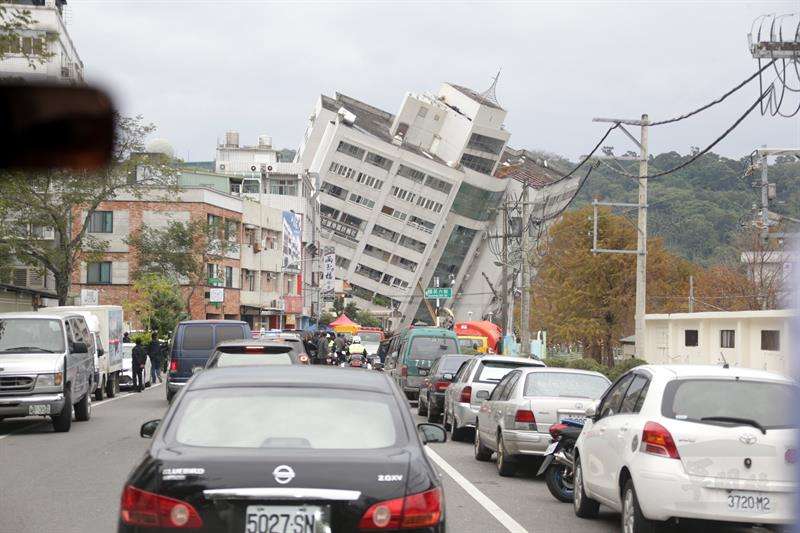 Fotografía cedida por la Agencia de Noticias Militares de Taiwán que muestra un edificio derrumbado después del terremoto registrado este miércoles en Hualien, al este de Taiwán. EFE