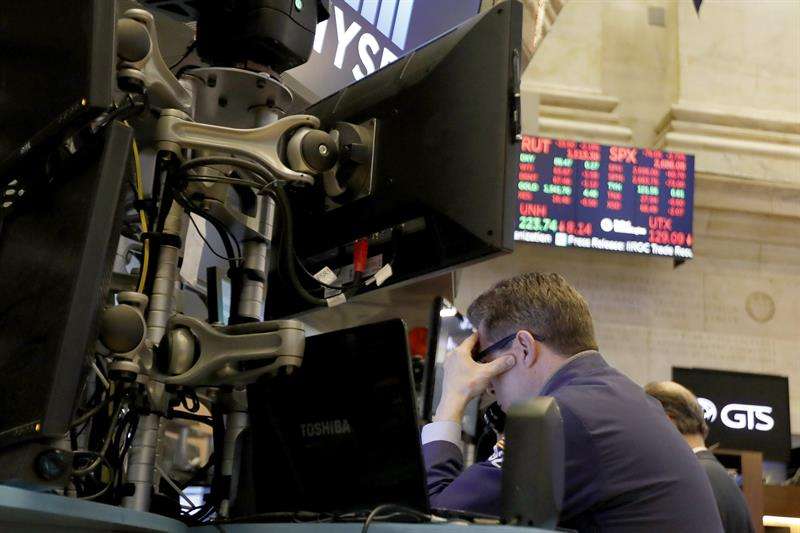 Corredores reaccionan durante el cierre de la Bolsa de Nueva York (NYSE). EFE