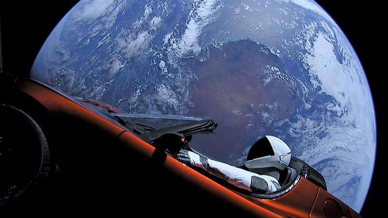 Imagen cedida por la empresa estadounidense Space X del automóvil de Tesla en el espacio.  /  EFE