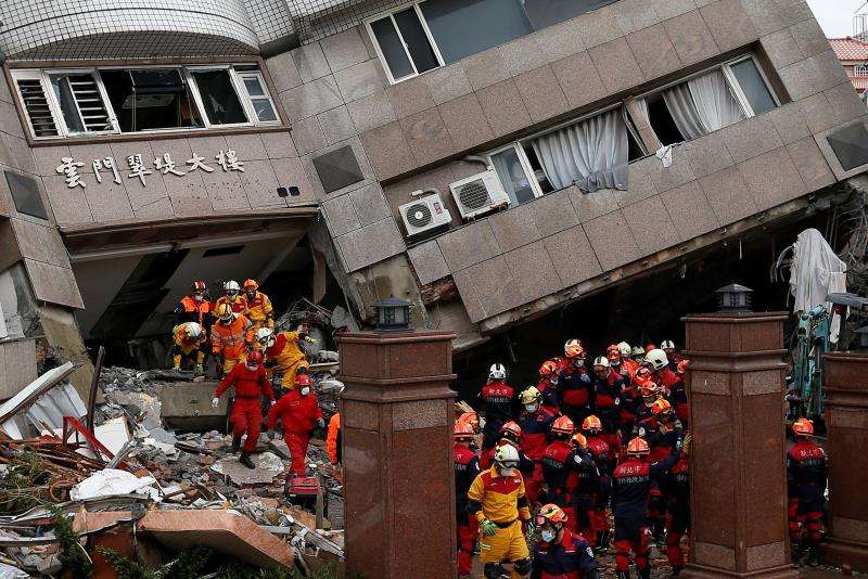 Los equipos de rescate se apresuran a buscar sobrevivientes en un edificio dañado por el terremoto que el martes azoto Hualien (Taiwán). EFE