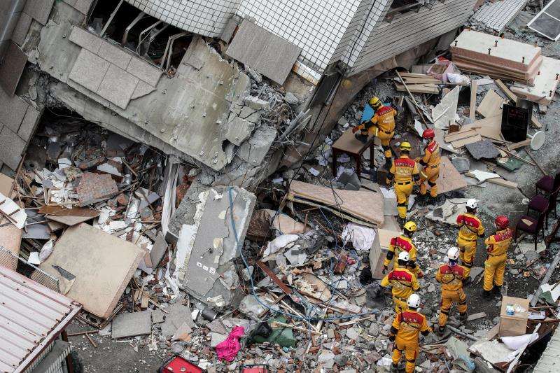 Los trabajadores de rescate japoneses reanudan la búsqueda de personas desaparecidas en un edificio dañado hoy, viernes 9 de febrero de 2018, tras un terremoto en Hualien (Taiwán). EFE