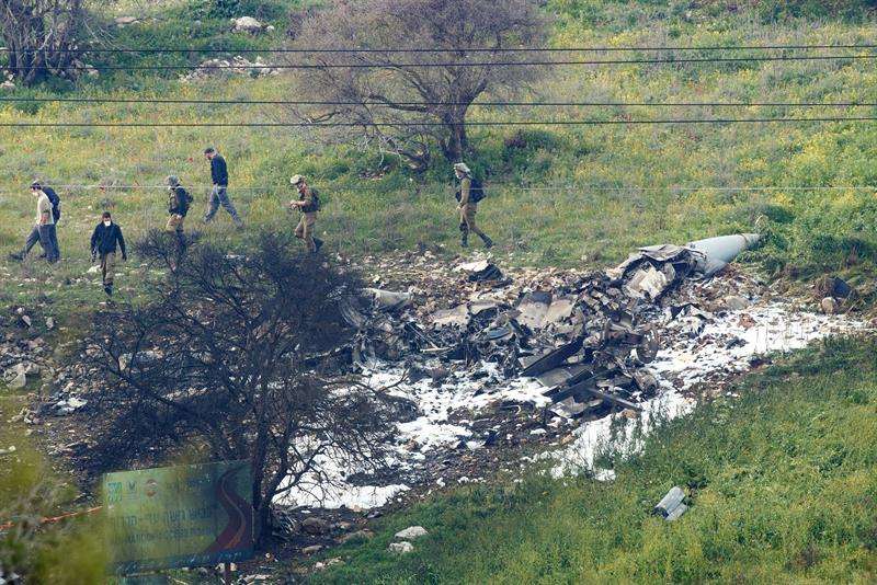 Los pilotos, que habían saltado del avión antes de que se estrellara, fueron evacuados a un centro sanitario de Haifa y uno de ellos está herido de gravedad. EFE