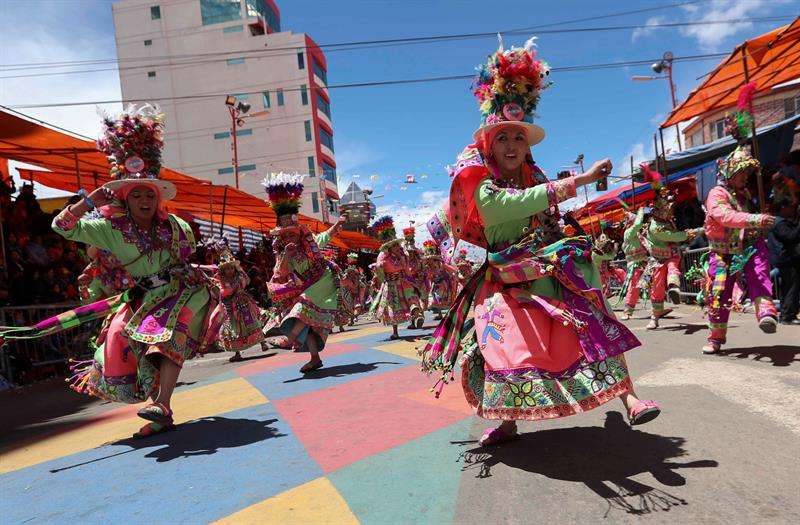 Ciudadanos bolivianos participan en la danza de los Tinkus hoy, sábado 10 de febrero de 2018, en el Carnaval de Oruro (Bolivia). EFE