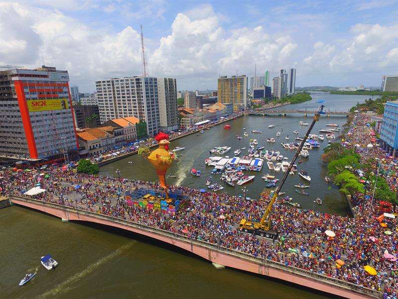 El bloco Galo da Madrugada, divierte hoy, sábado 10 de febrero de 2018, a unas dos millones de personas en la ciudad de Recife (Brasil). EFE