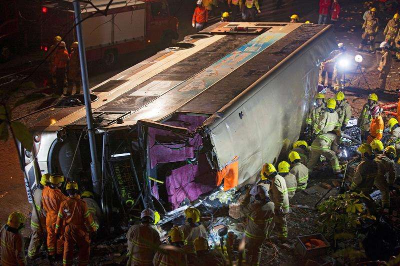 Los servicios de emergencias trabajan en el rescate de las víctimas atrapadas en el interior de un autobús de dos pisos que perdió el control y volcó en la avenida Tai Po de Hong Kong, China. EFE