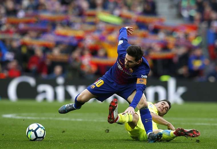 Lionel Messi recibe una falta por parte del centrocampista Mauro Arambarri./ Foto AP