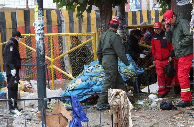 Miembros de una unidad criminalista y forense de la Policía Boliviana y especialistas en explosivos inspeccionan, el lugar de la explosión que provocó 8 muertos y 28 heridos en un mercado callejero en la ciudad de Oruro (Bolivia). EFE