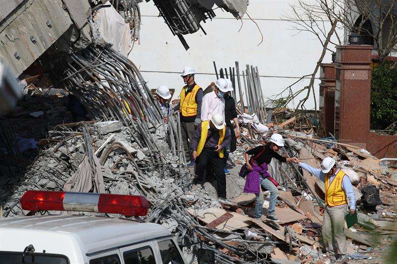 Los equipos de rescate en Taiwán terminaron su labor entre los escombros al hallar los dos últimos cuerpos sin vida que seguían atrapados tras el sIsmo que sacudió la ciudad de Hualien. EFE