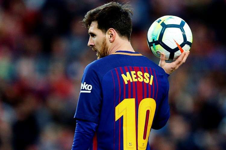 El delantero argentino del Barcelona Lionel Messi sostiene el balón durante durante el partido contra el Getafe. Foto: EFE