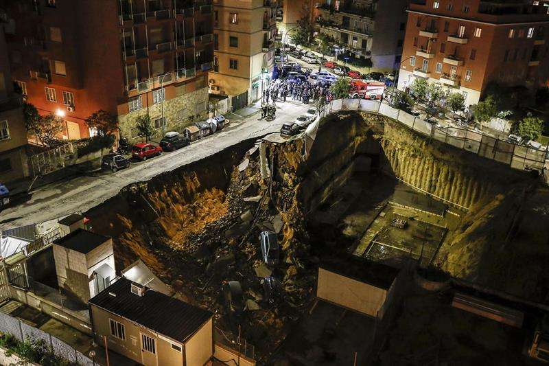 Varios vehículos se han precipitado por una grieta de 10 metros de profundidad en el barrio Balduina en Roma (Italia). EFE