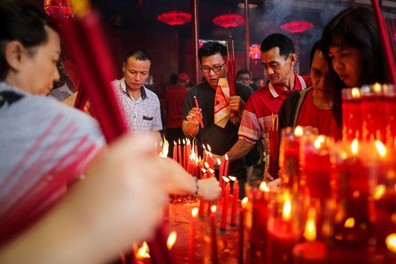 Los chinos de Indonesia encienden varitas de incienso mientras celebran el Año Nuevo Lunar chino hoy, viernes 16 de febrero de 2018, en el templo Dharma Sakti en Yakarta (Indonesia). EFE