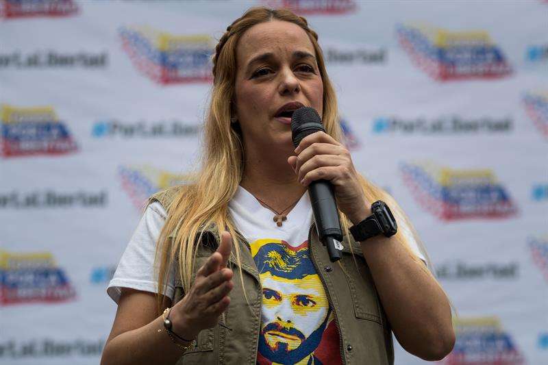 Lilian Tintori, esposa del político opositor venezolano preso Leopoldo López, habla durante el evento público Héroes por la Libertad hoy, viernes 16 de febrero de 2018, en Caracas (Venezuela). EFE