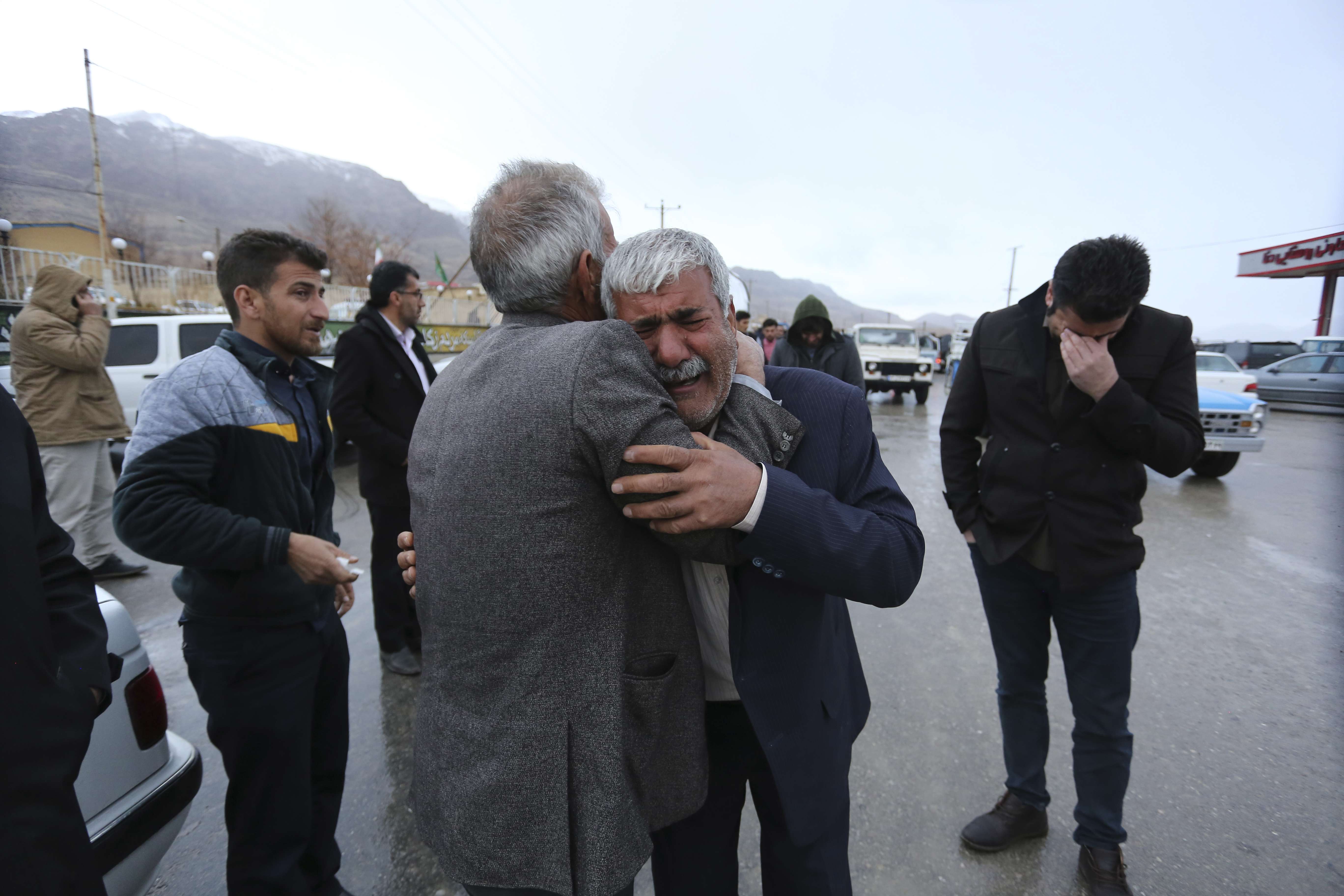 Familiares de las víctimas de un accidente de avión lloran en el pueblo de Bideh, en la zona donde se estrelló el avión, al sur de Irán. AP