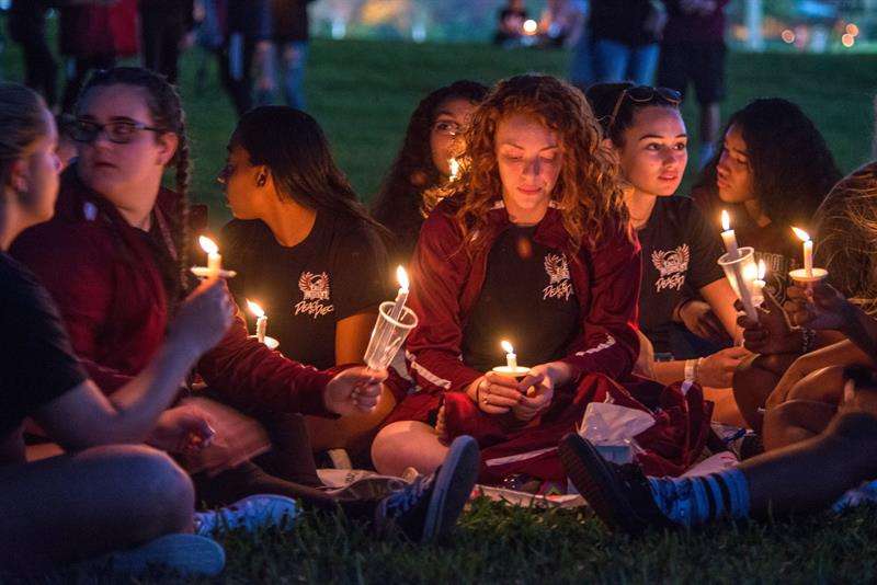 Miles de personas participan en la vigila en recuerdo de las 17 víctimas mortales de la matanza perpetrada este miércoles por Nikolas Cruz en la escuela secundaria Marjory Stoneman Douglas, en Pine Trails Park, Parkland, Florida. EFE