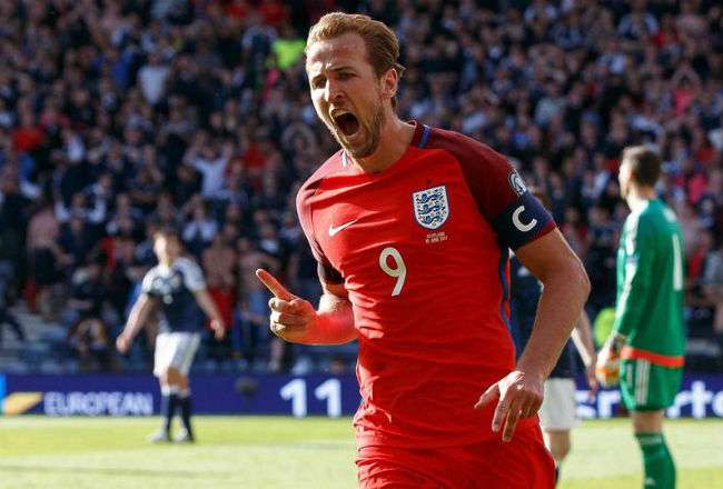 Harry Kane llegará como la máxima figura de Inglaterra para el Mundial de Rusia 2018. En el uniforme se puede ver el escudo.EFE