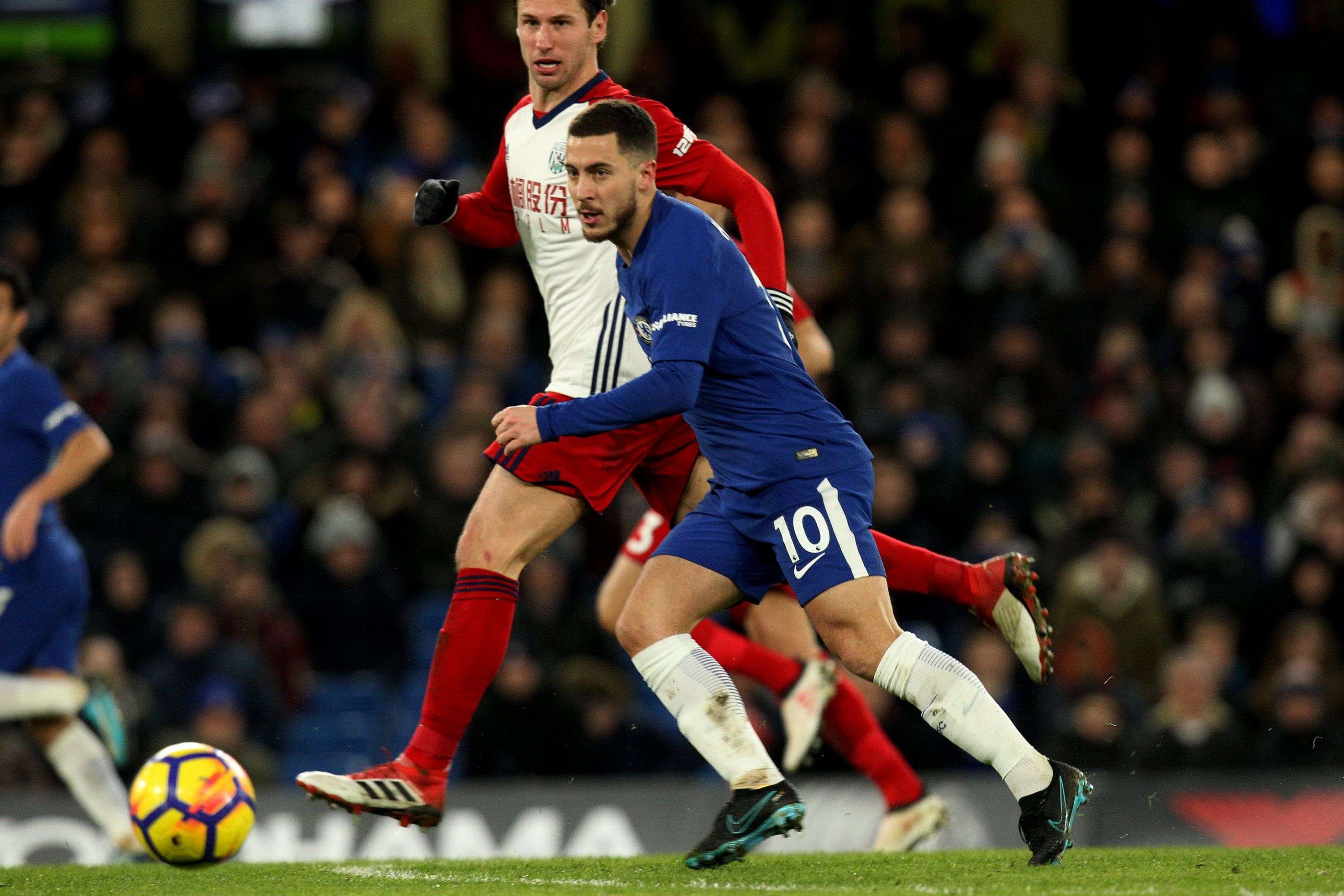 Eden Hazard (dcha.) de Chelsea en acción ante el West Bromwich Albion. Foto: AP