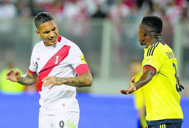 Paolo Guerrero (izq.) ha jugado 88 partidos con la Selección Mayor de Fútbol de Perú. Hizo su debut el 9 de octubre de 2004. AP