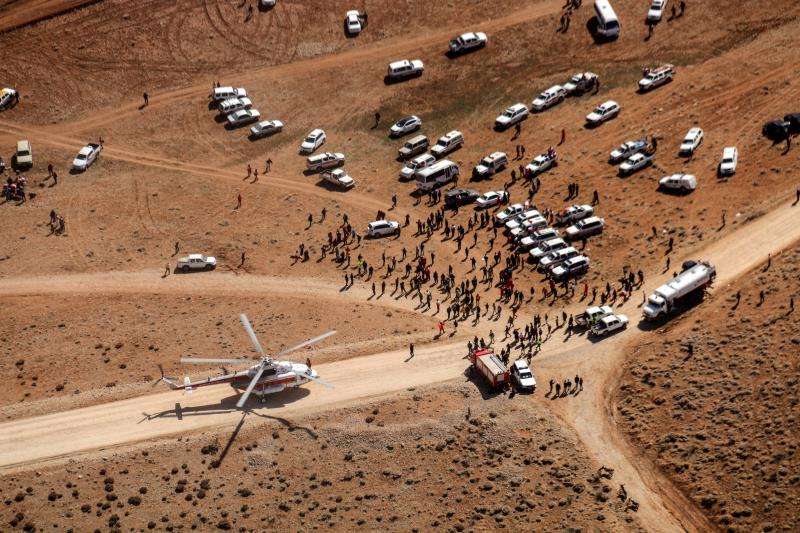 Miembros de los equipos de rescate llegan al lugar donde se produjo el siniestro del avión ATR-72, que se estrelló el pasado domingo con 66 personas a bordo en la montaña Dena, en el centro de Irán, en un punto de difícil acceso. EFE