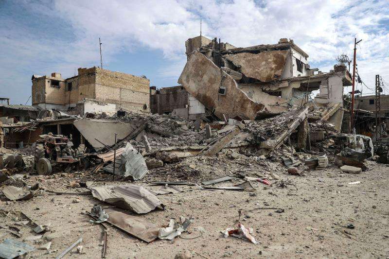 Edificios destruídos tras un bombardeo al este de Guta, en Duma en Siria.  EFE