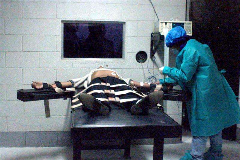 Un médico examina a un preso antes de ser ejecutado. EFEArchivo