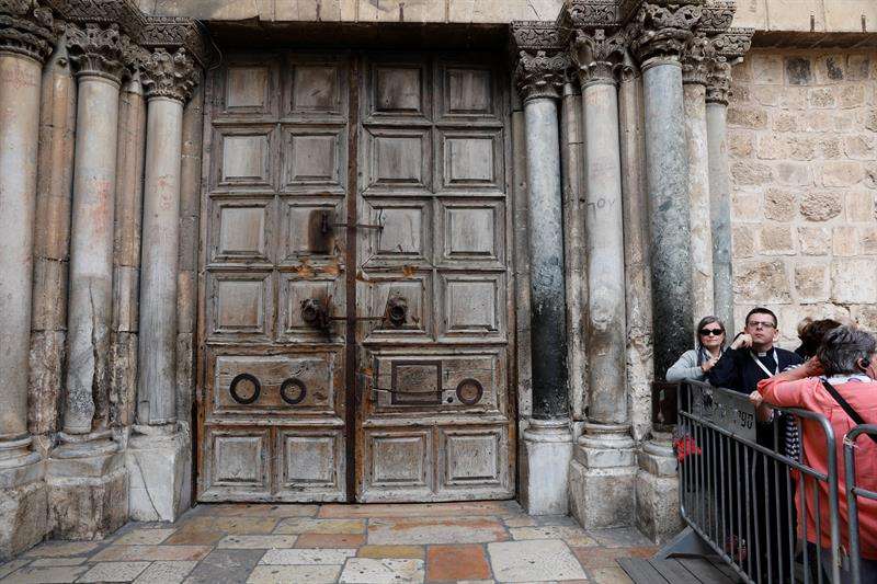 Visitantes esperan a la entrada del Santo Seuplcro, cerrando desde hoy en Jerusalén. EFE