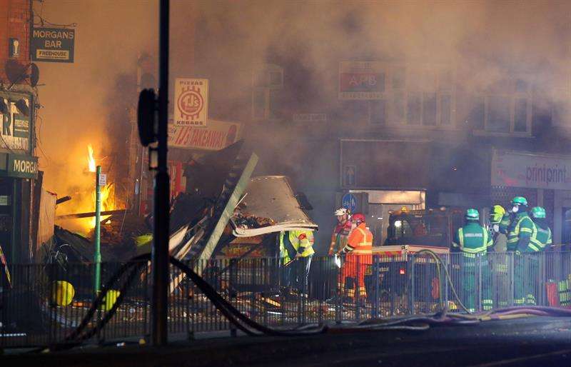  Miembros de los servicios de emergencia en la escena de la explosión que destruyó una propiedad en Hinckley Road, Leicester, East Midlands, Gran Bretaña. EFE  Archivo