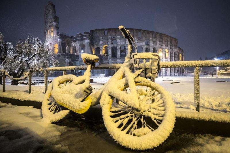 Una bicicleta cubierta completamente por la nieve con el Coliseo de fondo, en Roma, Italia, hoy, 26 de febrero de 2018. EFE