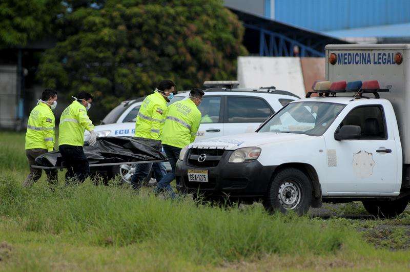 Policías ecuatorianos realizan el levantamiento del cadáver de una de las dos personas que fallecieron al caer presuntamente desde el tren de aterrizaje de un avión. EFE