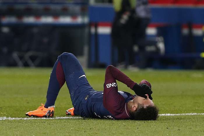 Neymar se lesionó durante un partido contra el Olympique de Marsella/ AP