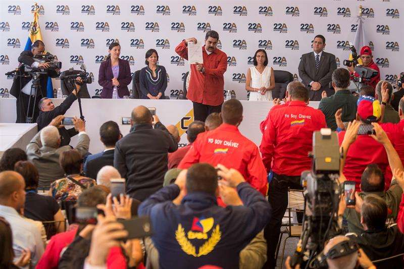 El presidente de Venezuela, Nicolás Maduro (c), formaliza ante el Consejo Nacional Electoral (CNE) su candidatura a la reelección para los comicios del 22 de abril, en los que no participará la coalición opositora Mesa de la Unidad Democrática (MUD). EFE