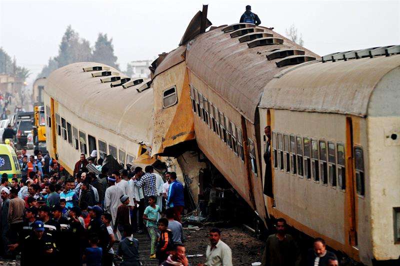 Varias personas inspeccionan el tren de pasajeros destruido tras una colisión con uno de mercancías, en la localidad egipcia de Kom Hamada, en la provincia de Al Behira (Egipto). EFE