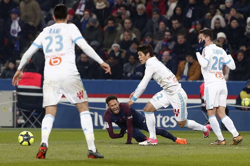 Neymar salió en camilla del césped en el último partido de la Liga de Francia./ Foto AP