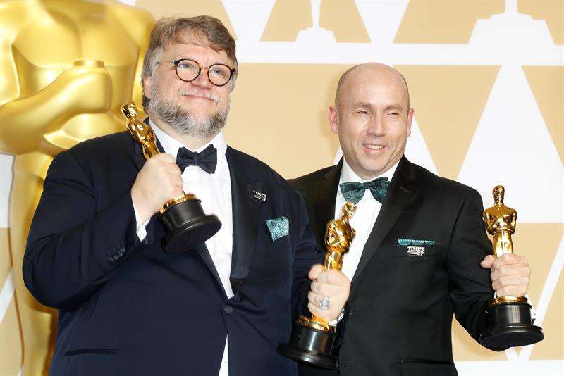 Guillermo del Toro puso hoy el broche de oro y un final feliz al cuento fantástico de &quot;The Shape of Water&quot; con cuatro Óscar