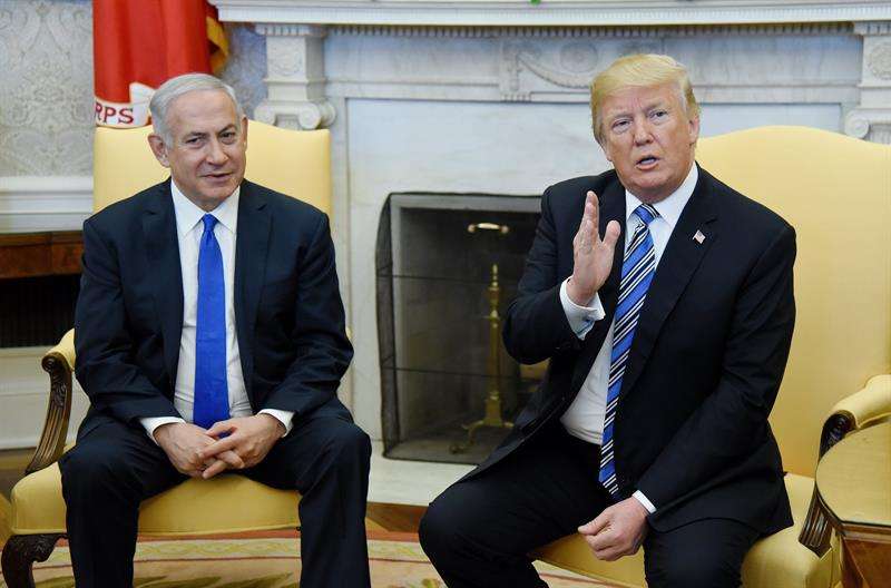 El presidente estadounidense, Donald J. Trump (d), saluda al primer ministro israelí, Benjamín Netanyahu (i), durante una reunión entre ambos en la Casa Blanca, Washington D.C (Estados Unidos) hoy, 5 de marzo de 2018. EFE