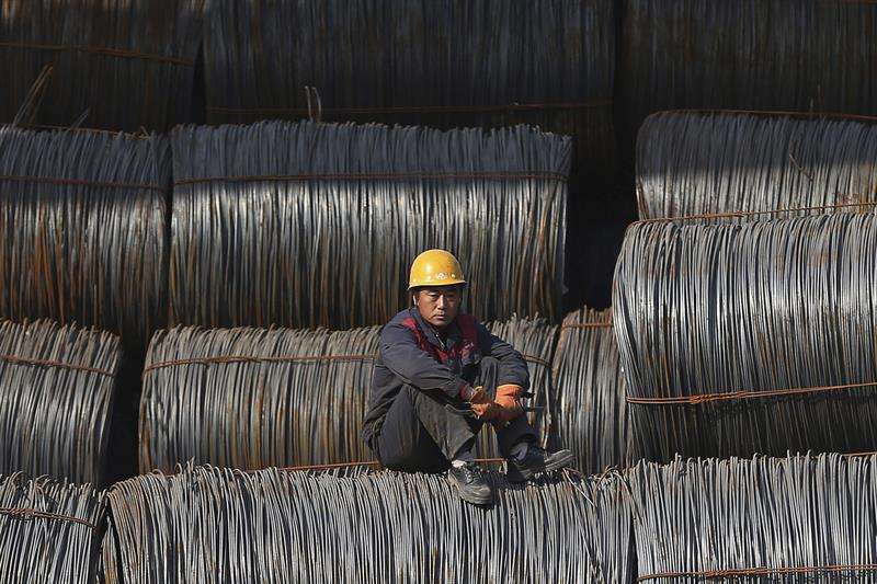 Un trabajador descansa en una fábrica de acero en Shenyang, en la provincia de Liaoning, noreste de China. EFE Archivo