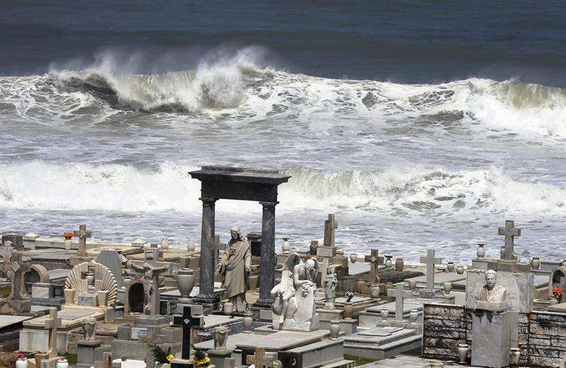 Fuertes olas azotan el histórico Cementerio Santa María Magdalena de Pazzis en el Viejo San Juan. EFE