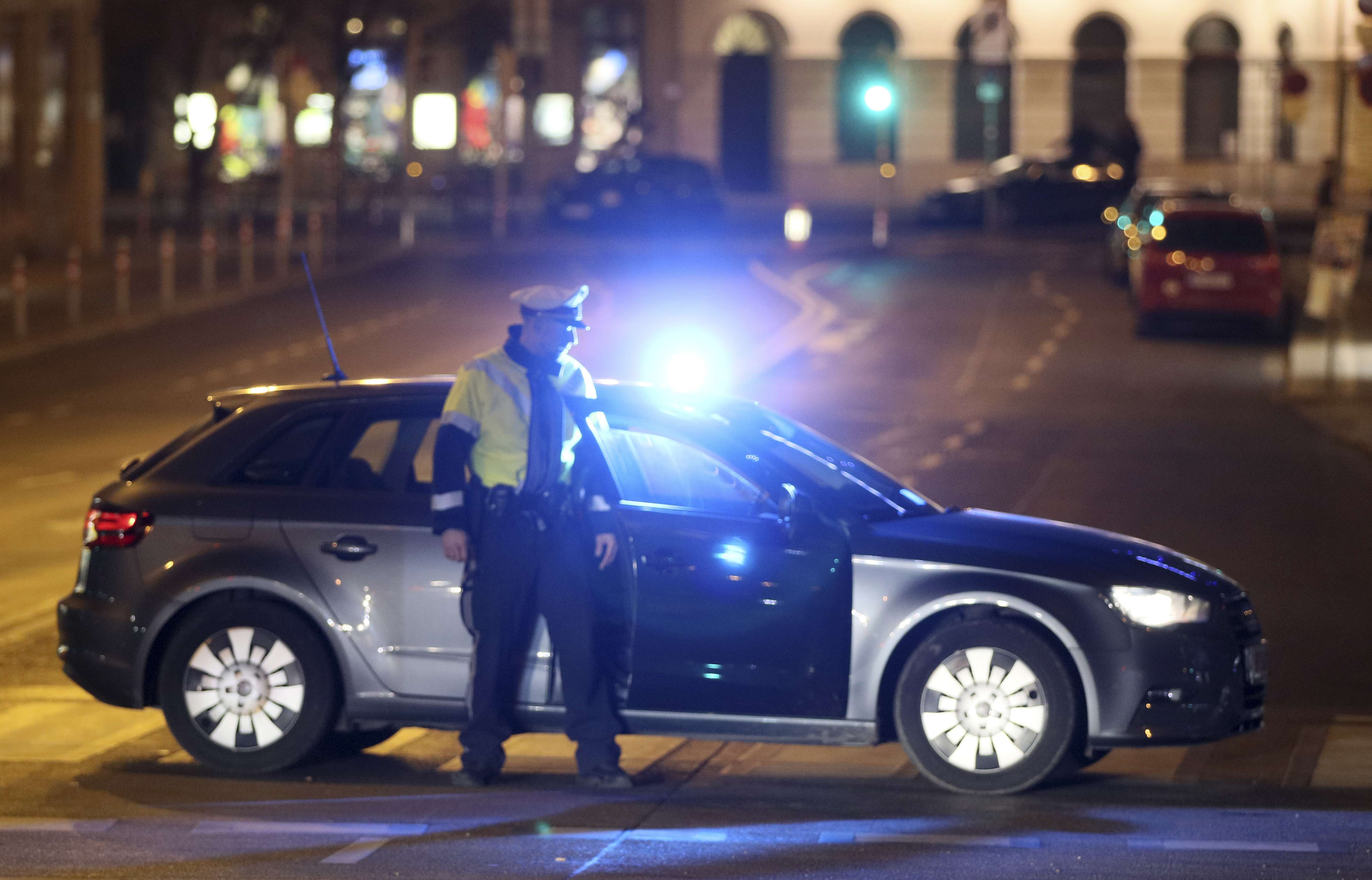 Un oficial bloquea una calle cuando la policía está buscando un atacante después de que varias personas resultaron heridas en un ataque con un cuchillo en las calles de Viena, Austria. AP