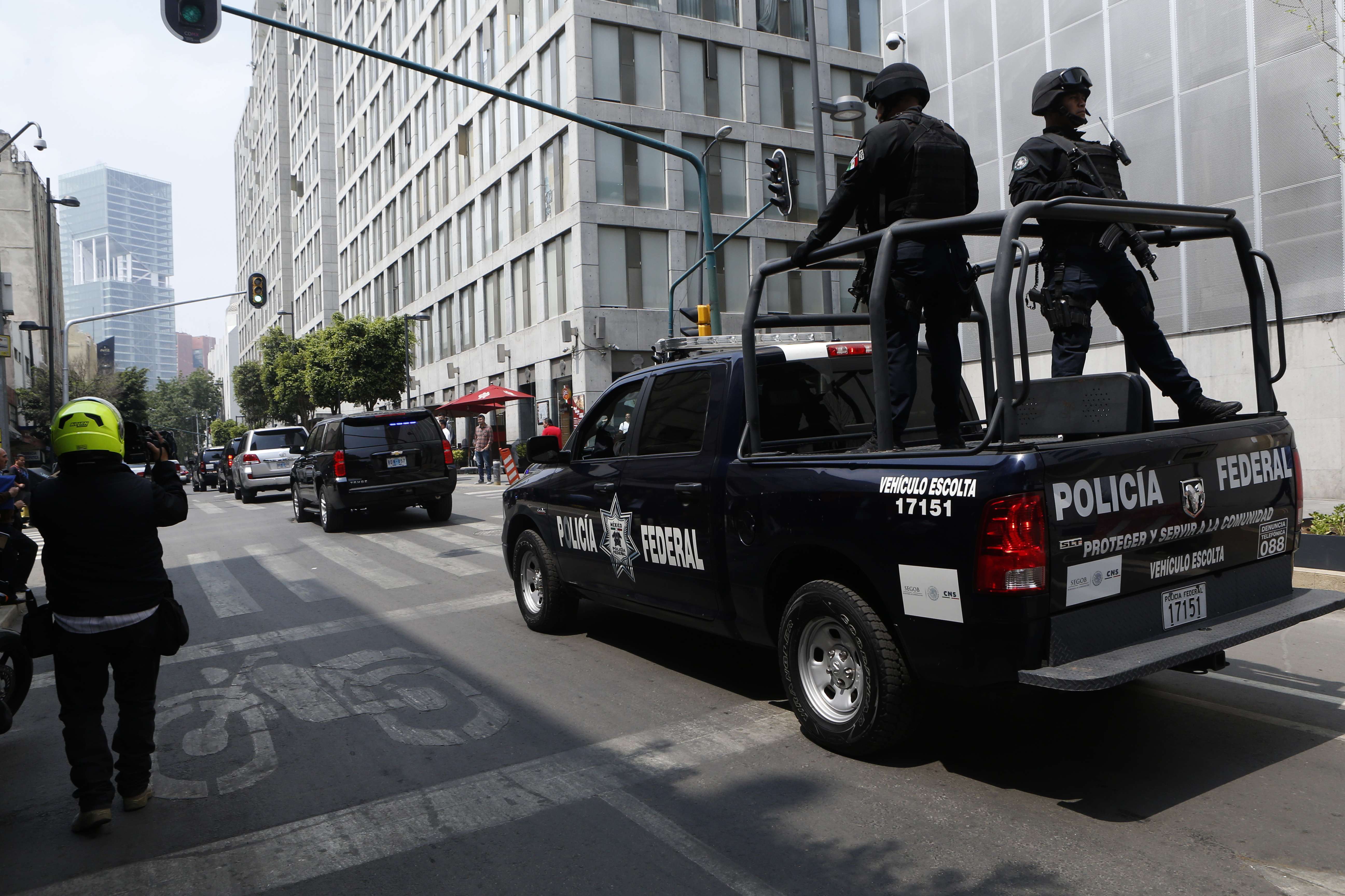 Convoy policial recorre la ciudad de México. Foto: AP