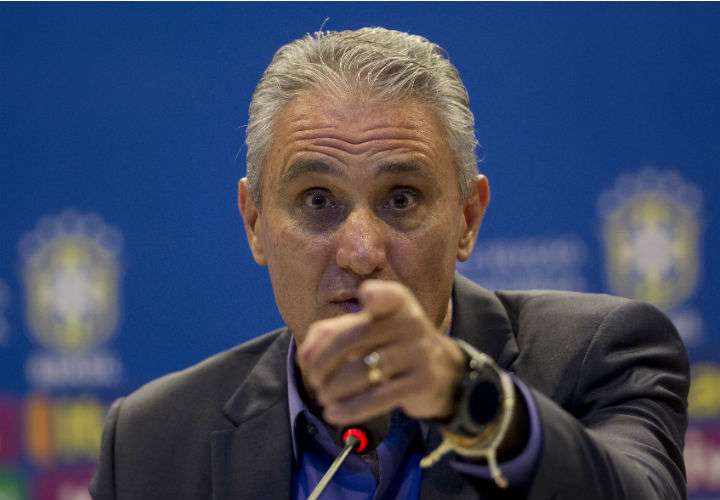 Adenor Leonardo Bachi &quot;Tite&quot; es el director técnico de la selección de Brasil. Foto AP